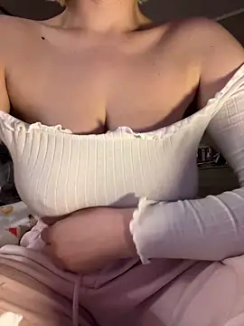 Snapshot of Best-B00bs chatting on March 8, 9:18 pm Best-B00bs online show from March 8, 9:18 pm