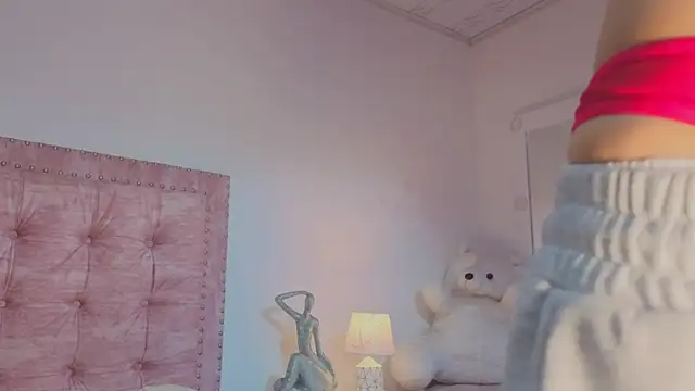 Jennifer Lee  online show from May 31, 3:19 pm