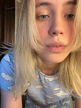 Snapshot of LovelyMiu chatting on February 1, 2:15 pm LovelyMiu online show from February 1, 2:15 pm