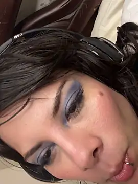 Snapshot of Isalove99 chatting on February 9, 5:33 am Isalove99 online show from February 9, 5:33 am