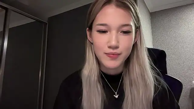 lilXdomiii online show from February 8, 5:49 pm