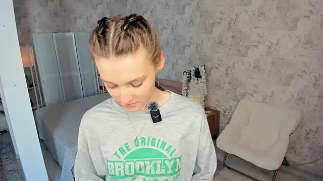 LianneBynon online show from February 4, 8:09 am