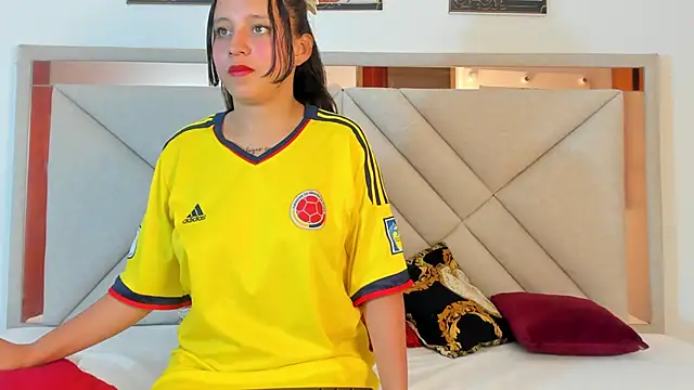 Snapshot of AmberQueen1 chatting on February 17, 12:01 pm AmberQueen1 online show from February 17, 12:01 pm