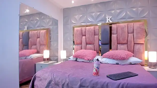 Snapshot of Paris_Velvet chatting on February 23, 10:51 pm Paris Velvet online show from February 23, 10:51 pm