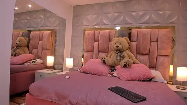 Snapshot of Paris_Velvet chatting on March 2, 11:22 pm Paris Velvet online show from March 2, 11:22 pm