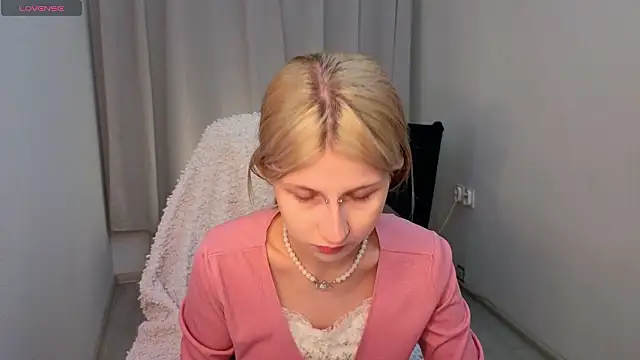 Snapshot of alicedews chatting on February 1, 9:35 pm alicedews online show from February 1, 9:35 pm