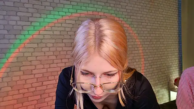 Snapshot of alicedews chatting on February 17, 2:13 pm alicedews online show from February 17, 2:13 pm