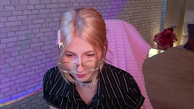 Snapshot of alicedews chatting on February 21, 1:34 pm alicedews online show from February 21, 1:34 pm