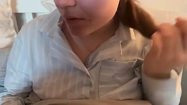 Lucyschickt online show from April 2, 5:05 am