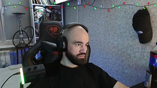 Snapshot of _Mostly_ chatting on February 1, 11:58 pm Mostly online show from February 1, 11:58 pm