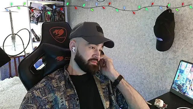 Snapshot of _Mostly_ chatting on February 6, 12:41 pm Mostly online show from February 6, 12:41 pm