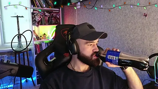 Snapshot of _Mostly_ chatting on February 14, 5:48 am Mostly online show from February 14, 5:48 am