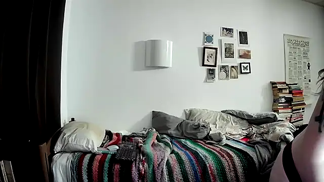 Snapshot of lucielark chatting on February 4, 7:40 am lucielark online show from February 4, 7:40 am