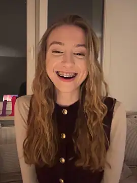 Snapshot of romyxxs chatting on February 4, 10:26 pm romyxxs online show from February 4, 10:26 pm