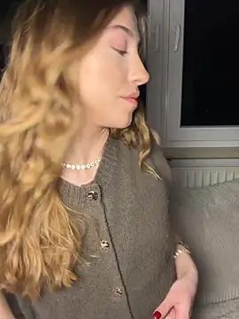 Snapshot of romyxxs chatting on March 4, 9:32 pm romyxxs online show from March 4, 9:32 pm