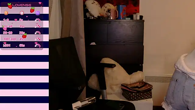 Snapshot of bloggirllaurel chatting on February 23, 1:36 am bloggirllaurel online show from February 23, 1:36 am