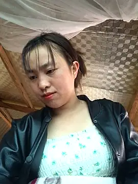 Snapshot of honeyyy110 chatting on February 12, 1:33 am honeyyy110 online show from February 12, 1:33 am