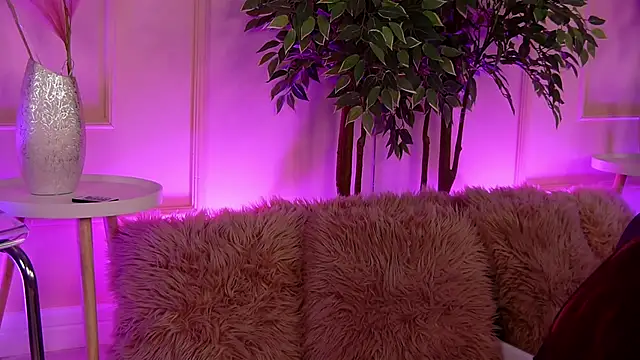 Snapshot of CrystalRedd chatting on February 21, 6:03 am CrystalRedd online show from February 21, 6:03 am