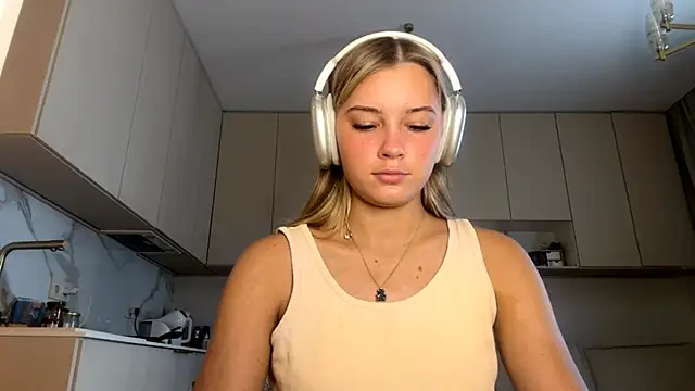 Snapshot of SeveralDip chatting on February 23, 6:44 am SeveralDip online show from February 23, 6:44 am