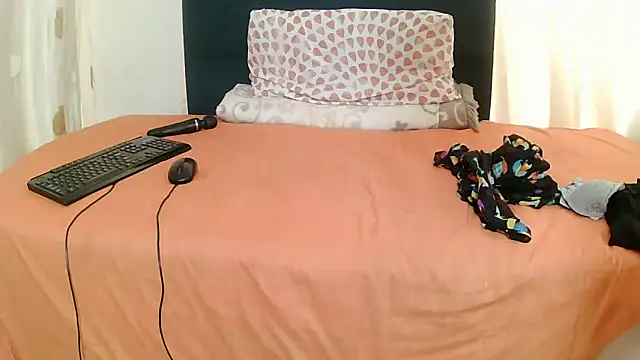 Snapshot of Exotic_FreakyQueen chatting on February 17, 2:35 pm Exotic FreakyQueen online show from February 17, 2:35 pm