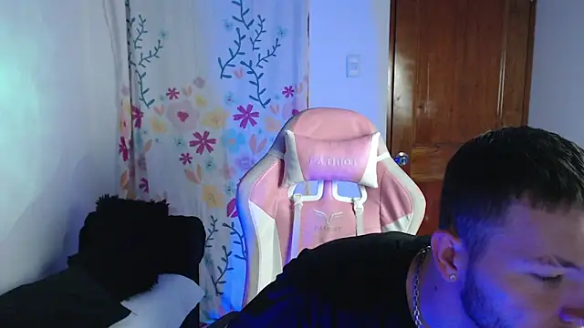 Snapshot of Ariana_Esteban07 chatting on March 3, 10:32 am Ariana Esteban07 online show from March 3, 10:32 am