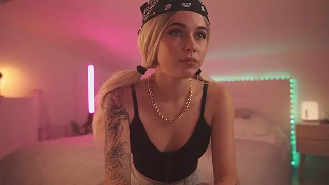 Snapshot of Sarah_Pink chatting on January 26, 5:23 pm Sarah Pink online show from January 26, 5:23 pm