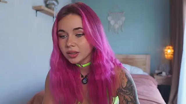 Snapshot of Sarah_Pink chatting on December 4, 12:20 am Sarah Pink online show from December 4, 12:20 am