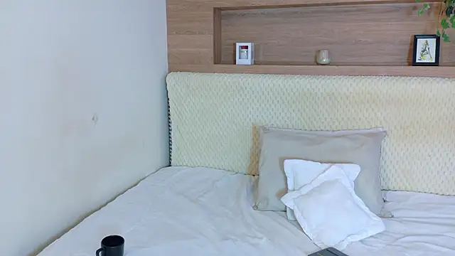 Snapshot of VioletBloomm chatting on February 25, 12:04 pm VioletBloomm online show from February 25, 12:04 pm