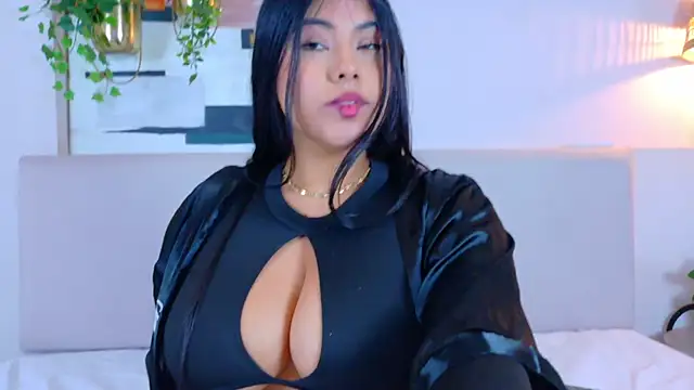 VioletBloomm online show from March 17, 11:35 am