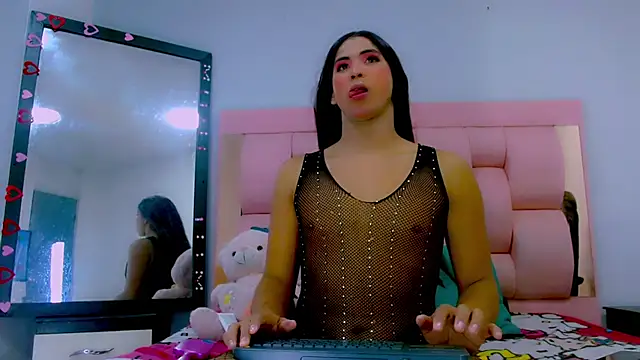 Snapshot of Sophia_Valentina chatting on February 24, 5:05 am Sophia Valentina online show from February 24, 5:05 am