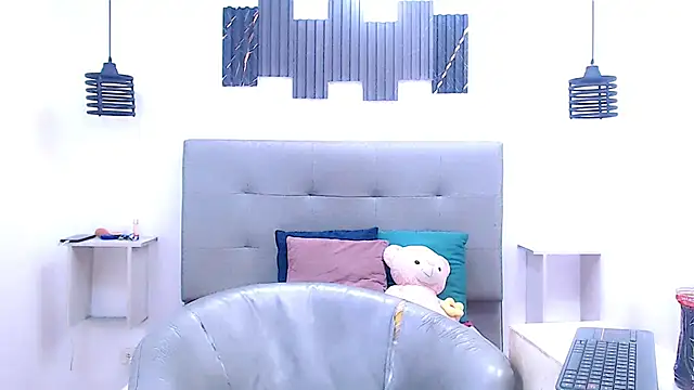 Snapshot of Sophia_Valentina chatting on March 1, 5:20 am Sophia Valentina online show from March 1, 5:20 am