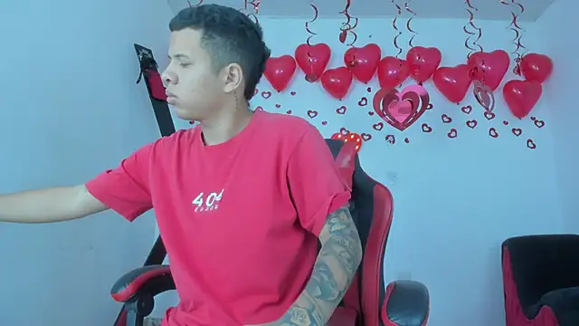 Snapshot of Steven_and_Camilo18 chatting on February 12, 11:38 am Steven and Camilo18 online show from February 12, 11:38 am