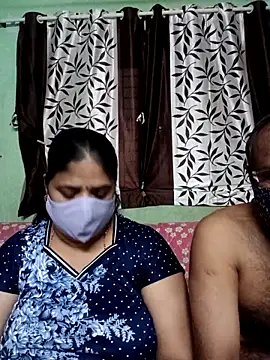 Snapshot of HoneyHush chatting on February 24, 1:09 pm HoneyHush online show from February 24, 1:09 pm