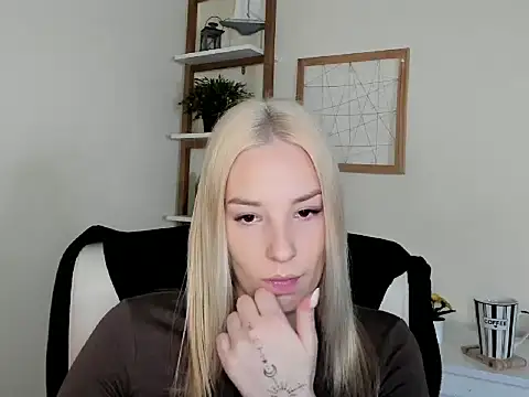 VelvetAngela online show from February 6, 7:02 am