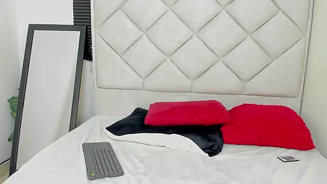 Snapshot of Layla_Charlotte chatting on February 3, 2:53 am Layla Charlotte online show from February 3, 2:53 am