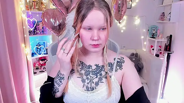 Snapshot of AnnieVibe chatting on February 14, 5:32 pm AnnieVibe online show from February 14, 5:32 pm