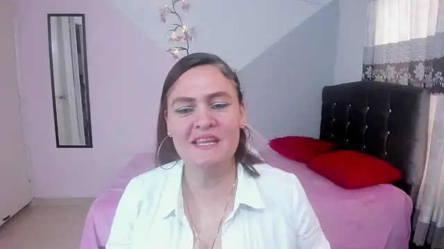 Snapshot of Hi__kitty_ chatting on February 10, 3:05 pm Hi kitty online show from February 10, 3:05 pm