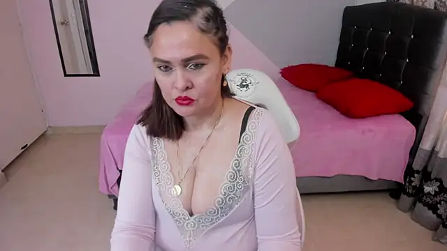 Snapshot of Hi__kitty_ chatting on February 12, 3:18 pm Hi kitty online show from February 12, 3:18 pm