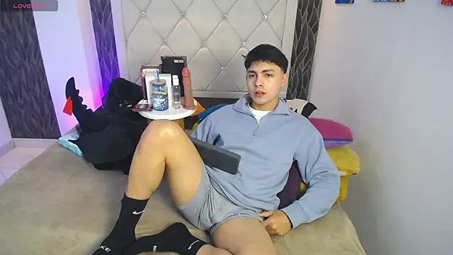 Samu Hott online show from April 11, 8:35 pm