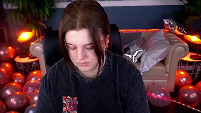 Snapshot of KristiFoxy chatting on February 3, 1:38 pm KristiFoxy online show from February 3, 1:38 pm