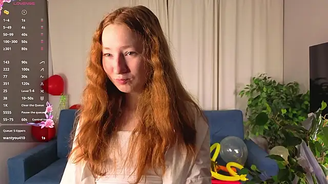 Snapshot of MaraButtrey chatting on February 14, 1:02 am MaraButtrey online show from February 14, 1:02 am