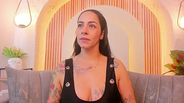 Snapshot of violet_scott_ chatting on February 27, 10:26 am violet scott online show from February 27, 10:26 am