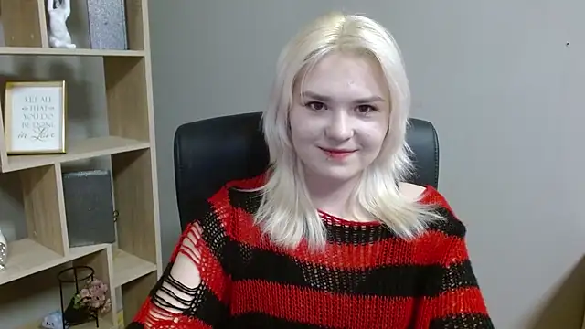 Snapshot of SweetLilyxo chatting on February 10, 2:32 pm SweetLilyxo online show from February 10, 2:32 pm