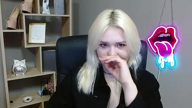 Snapshot of SweetLilyxo chatting on February 23, 7:39 am SweetLilyxo online show from February 23, 7:39 am