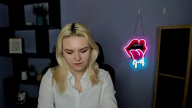 Snapshot of SweetLilyxo chatting on March 2, 7:26 am SweetLilyxo online show from March 2, 7:26 am