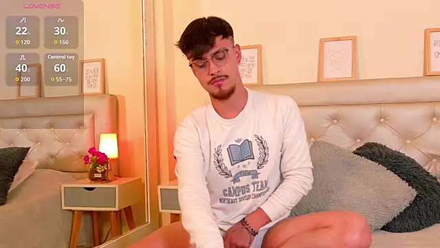 Snapshot of Aiden_Gray chatting on February 18, 8:49 pm Aiden Gray online show from February 18, 8:49 pm