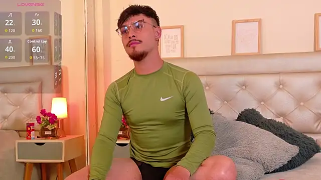 Snapshot of Aiden_Gray chatting on February 21, 7:37 pm Aiden Gray online show from February 21, 7:37 pm