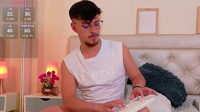 Snapshot of Aiden_Gray chatting on February 26, 8:41 pm Aiden Gray online show from February 26, 8:41 pm