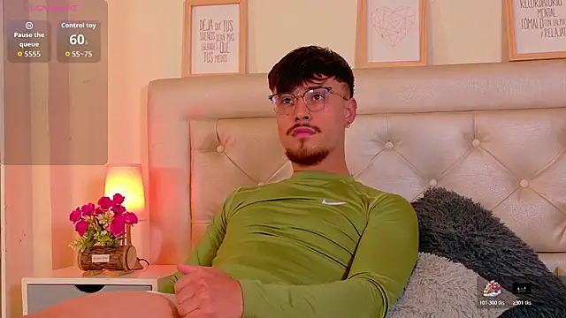 Snapshot of Aiden_Gray chatting on March 4, 6:14 pm Aiden Gray online show from March 4, 6:14 pm