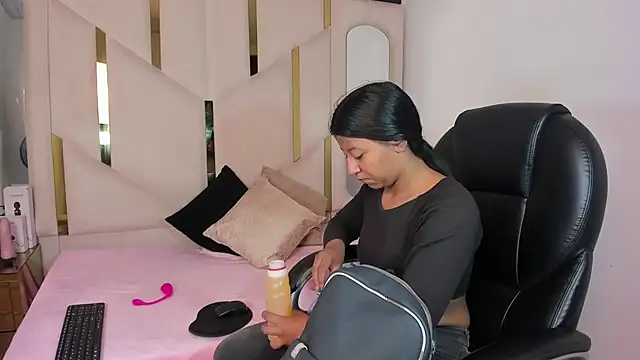 Vaneline2 online show from April 2, 3:20 pm